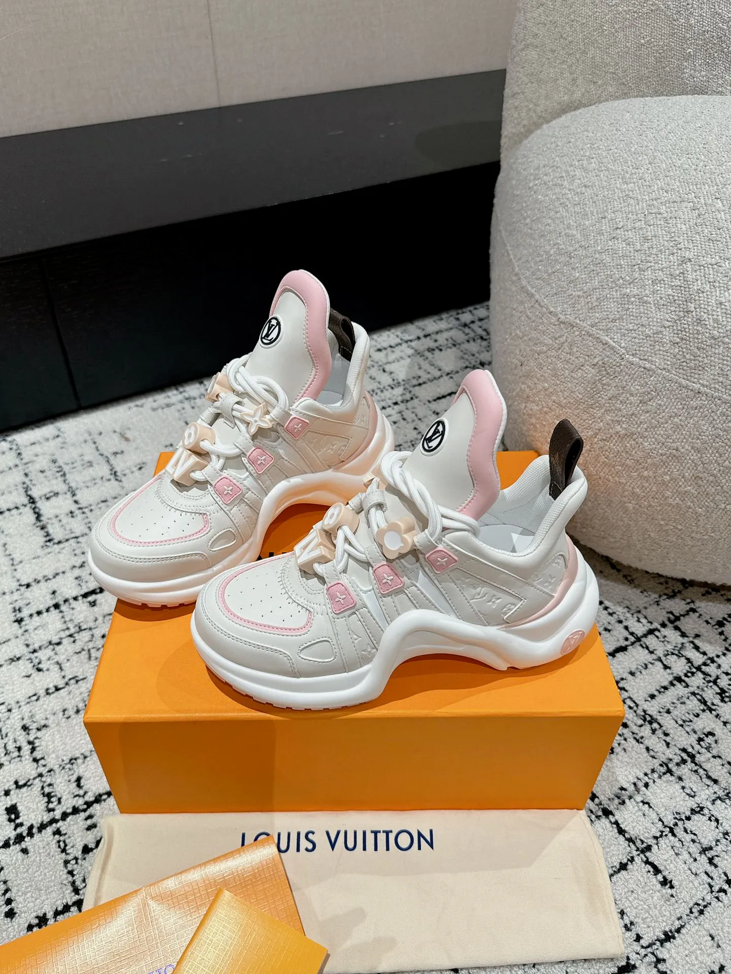 👟👟Ex-factory price 720👟👟 Top version Louis Vuiton·Louis Vuitton 24/ New Chinese Valentine's Day limited edition LV Archlight series arch sole dad shoes casual thick-soled lace-up sneakers Top version 🔝Buy the original version, develop and make goods👍🏻 This LV dad shoe features an eye-catching wavy sole and large tongue. It is equipped with a sporty super-elastic running shoe style rubber outsole, which is very eye-catching. It is also combined with a soft and elastic upper made of a variety of high-tech fabrics, making the upper foot comfortable and soft! ...